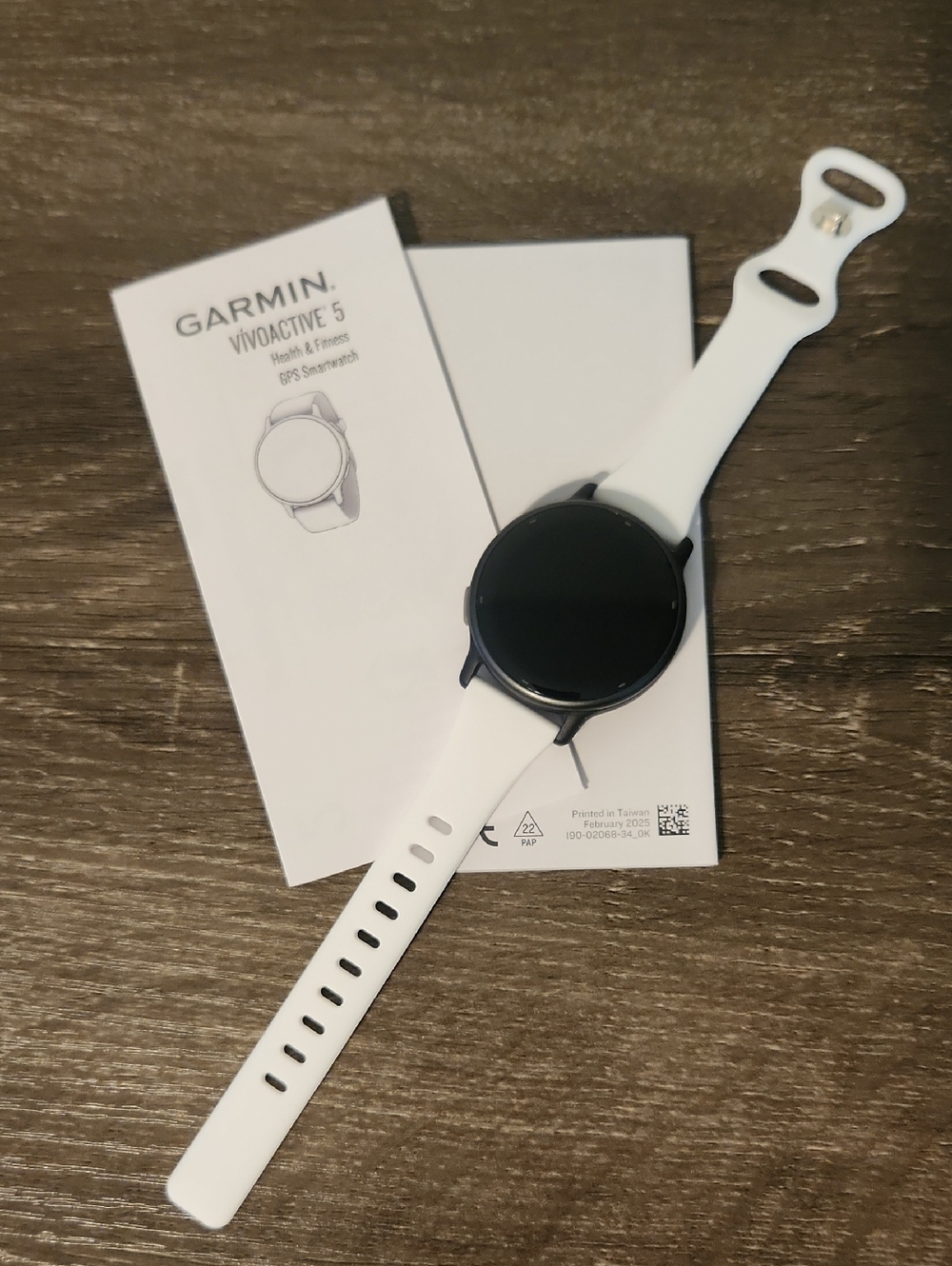 garmin white silicone smartwatch with black watch face